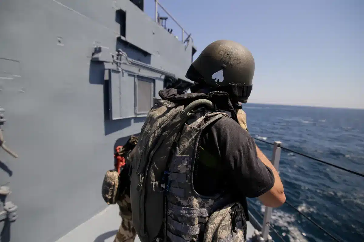 La marine française en action : saisie explosive en mer des Caraïbes