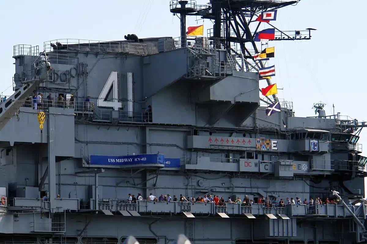 Le porte-avions USS John F. Kennedy n’est pas prêt de prendre le large