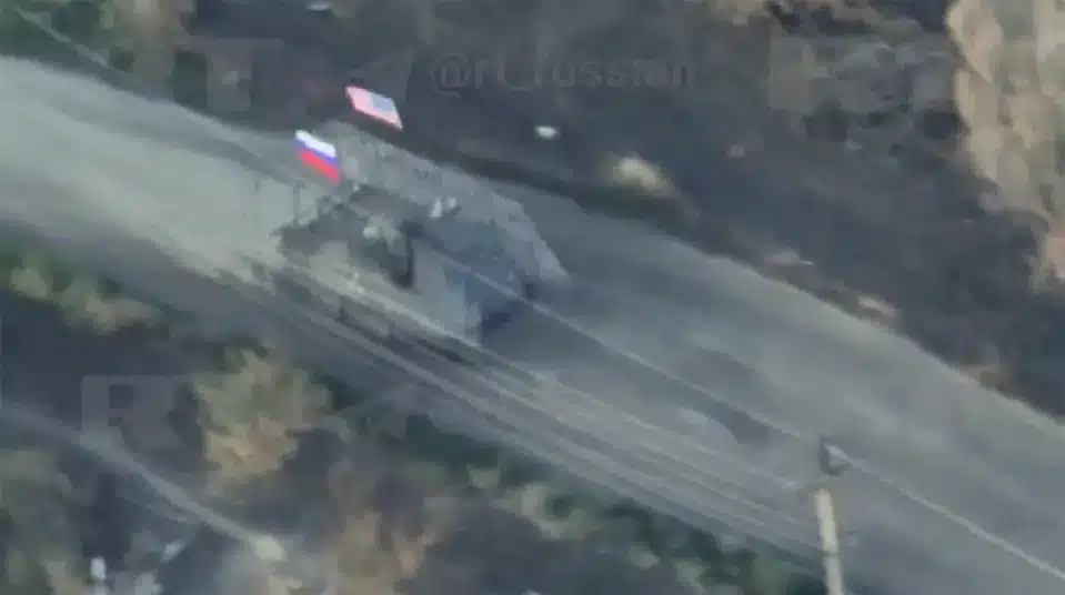 Russie : un blindé américain capturé exhibé avec des drapeaux russe et américain (VIDEO)