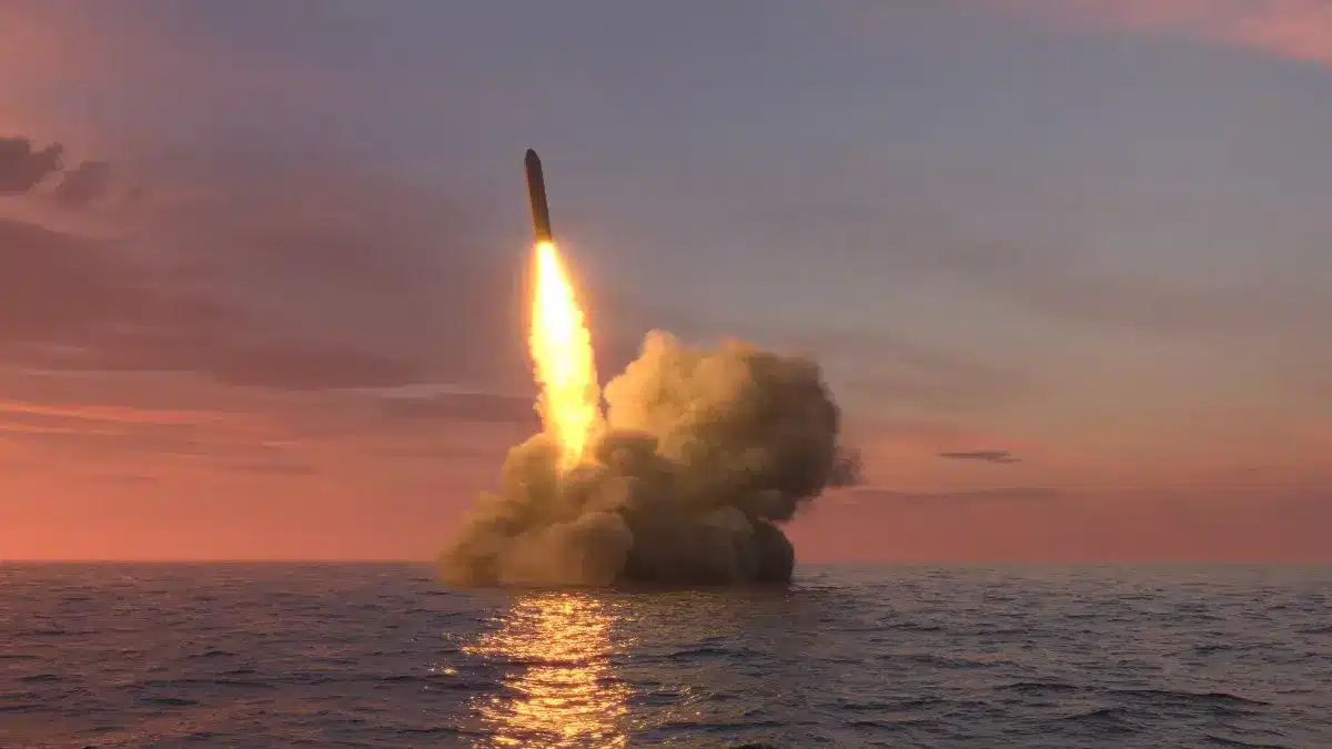 Un sous-marin nucléaire américain libère quatre missiles en série, l’avertissement est clair