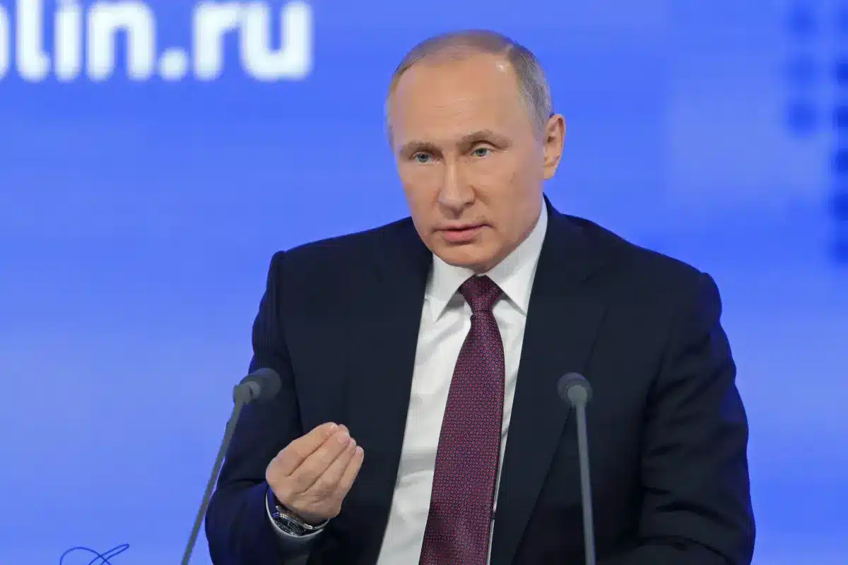 Face aux menaces de Poutine, Macron hausse le ton : vers un bras de fer historique avec la Russie ?