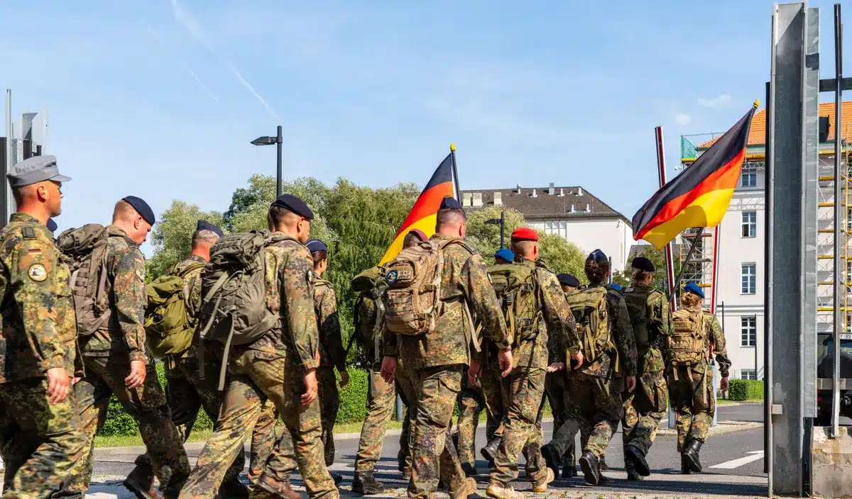 Berlin songe à rétablir le service militaire… par tirage au sort : un vent de panique chez les jeunes