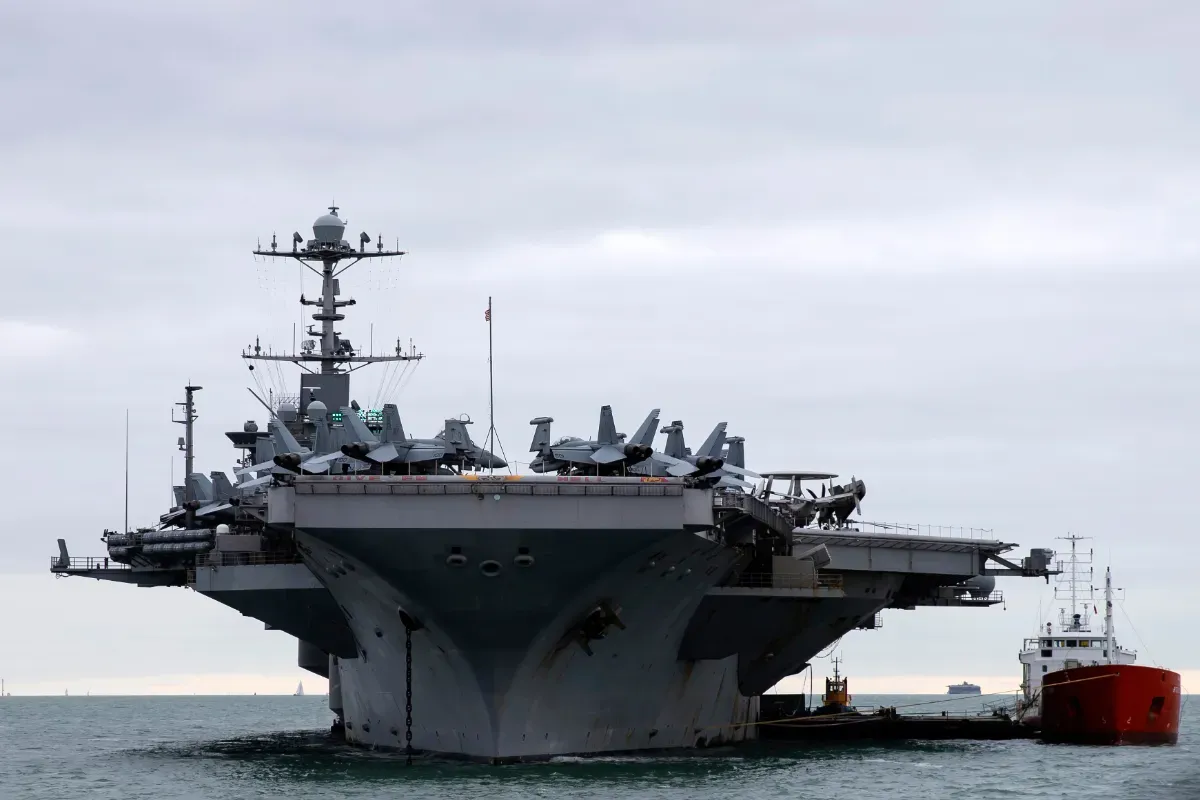 Le plus puissant porte-avions du monde jette l’ancre à Marseille : simple escale ou avertissement ?