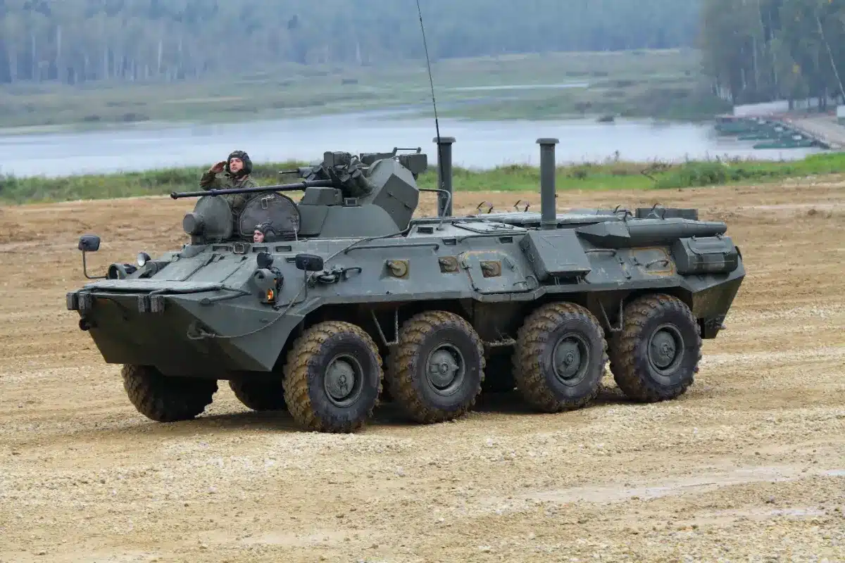 2 milliards d’euros, 876 blindés : l’accord colossal qui propulse un industriel finlandais au sommet