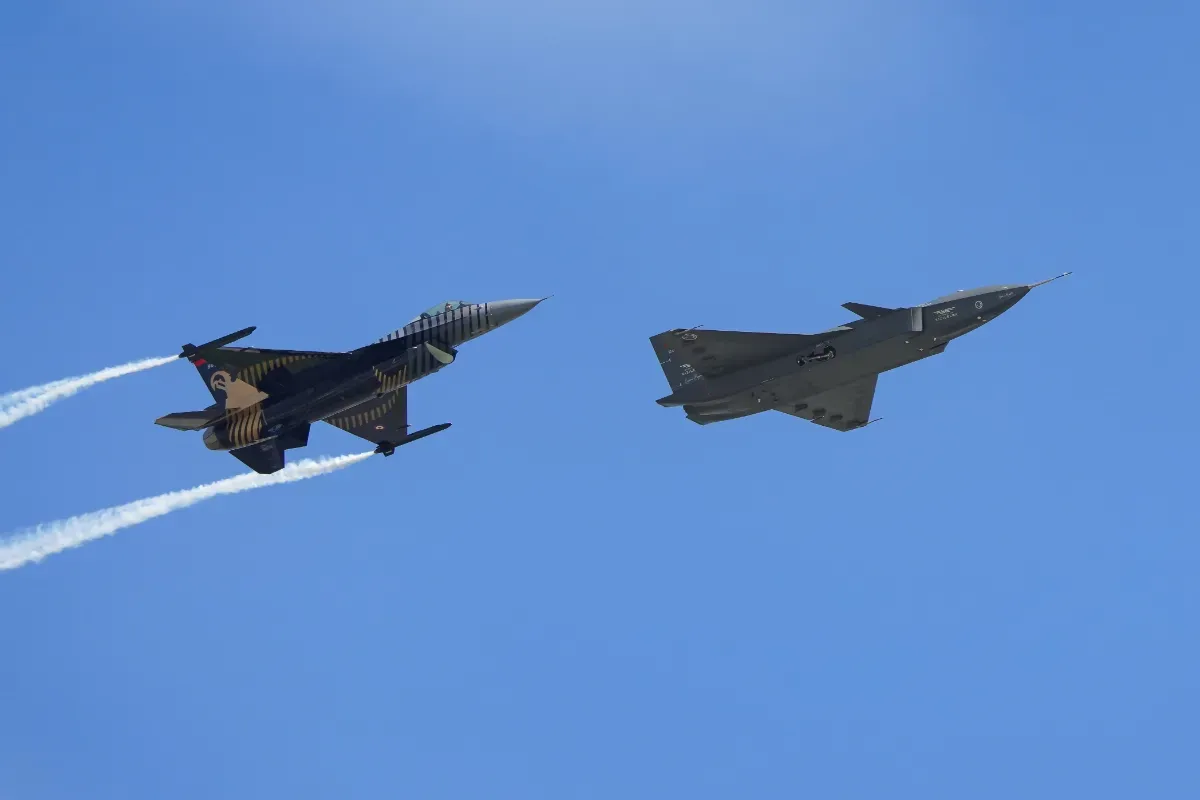 Deux drones turcs volent seuls en parfaite synchronisation : une démonstration qui inquiète déjà